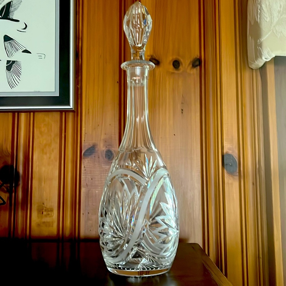 Vintage lead crystal decanter mint condition. 12”